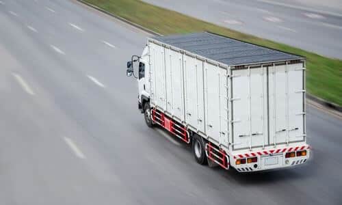 Il trasporto dei beni avviene tramite mezzi appositi, come furgoni, camion e container